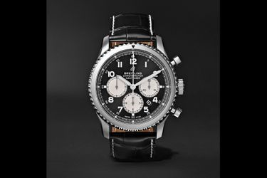 Chronographe Navitimer 8 B01 en acier, 43 mm de diamètre, mouvement automatique, bracelet en alligator. Breitling. 7 000 €.