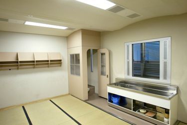 Cellule collective du centre de détention de l&#039;arrondissement de Katsushika à Tokyo.