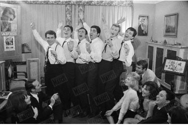 “Le choeur des copains Claude Nougaro, Sacha, Jean-Marc Thibault, Roger Pierre, Johnny Hallyday, Jean-Pierre Cassel.” - Paris Match n°716, 29 décembre 1962