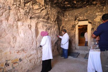 Les découvertes, réalisées par des missions archéologiques égyptienne et française, ont été présentées à la presse devant le célèbre temple funéraire de la reine Hatchepsout.
