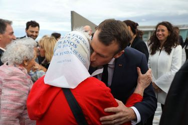 Emmanuel Macron salue Vera Vigevani de Jarach, membre des Mères de la place de mai.