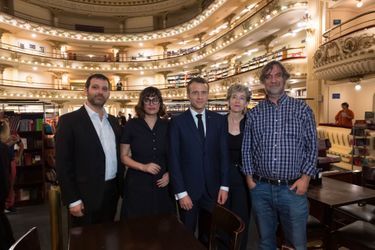 Emmanuel Macron visite la librairie «El Ateneo Grand Splendid», à Buenos Aires.
