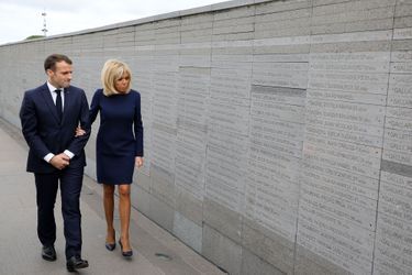 Emmanuel et Brigitte Macron dans le parc de la Mémoire à Buenos Aires, devant un mur qui compte 10 000 noms de disparus. Les ONG estiment à 30 000 le nombre total de disparus victimes de la dictature.