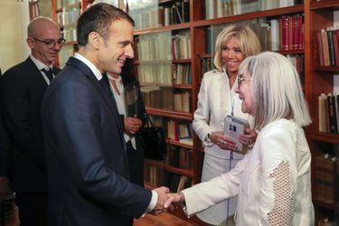 Emmanuel et Brigitte Macron avec l'auteure Maria Kodama, veuve de l'écrivain Jorge Luis Borges, jeudi à Buenos Aires, lors d'une visite de sa bibliothèque personnelle.
