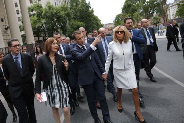 Emmanuel et Brigitte Macron place de Mai à Buenos Aires, jeudi.