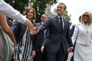 Emmanuel et Brigitte Macron place de Mai à Buenos Aires, jeudi.