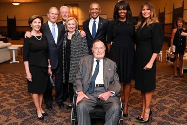 George H. W. Bush entoure de George W. et Laura Bush Bill et Hillary Clinton Barack et Michelle Obama et Melania Trump aux funérailles de Barbara Bush a Houston en avril 2018