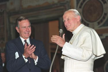George H. W. Bush et le pape Jean Paul II au Vatican en novembre 1991