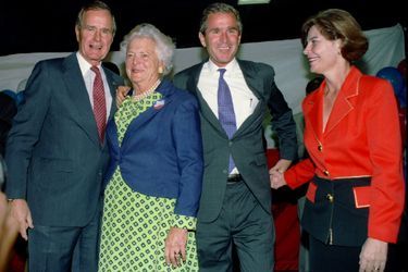 George H. W. Bush et sa femme Barbara avec leur fils George W Bush et sa femme Laura en novembre 1994