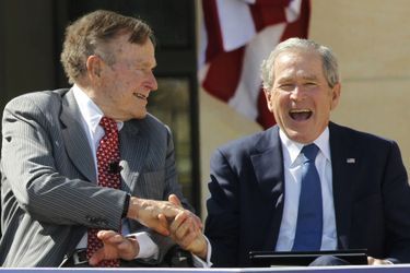 George H. W. Bush et son fils George W. Bush en avril 2013