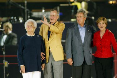 George H. W. Bush fête son anniversaire avec sa femme Barbara son fils George W. et sa femme Laura en juin 2004 a Houston au Texas