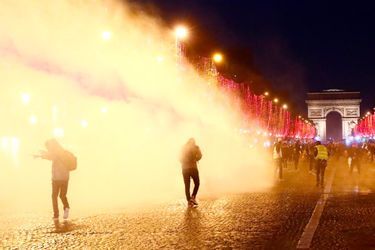 A Paris, lors de la manifestation des &quot;gilets jaunes&quot;, le 22 décembre 2018.