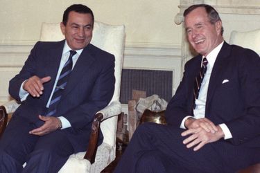 Hosni Moubarak et George H. W. Bush à la Maison Blanche en octobre 1989
