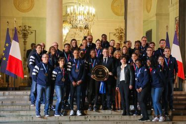 Les handballeuses championnes à l'Elysée, lundi soir, avec Emmanuel et Brigitte Macron.