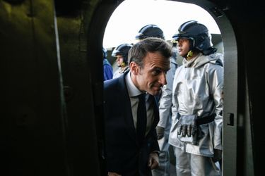 Emmanuel Macron à bord du porte-avions Charles de Gaulle mercredi