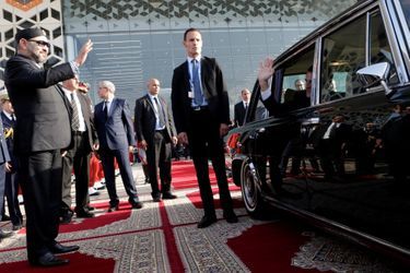 Mohammed VI salue Emmanuel Macron quittant Rabat.
