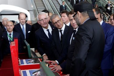 Emmanuel Macron avec le roi Mohammed VI à l'arrivée à la gare de Rabat.