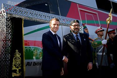 Emmanuel Macron avec le roi Mohammed VI à l'arrivée à Rabat.