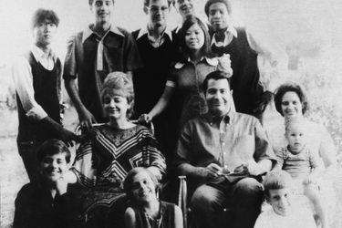 Jim Jones et sa "rainbow family" : le chef religieux et son épouse Marceline ont adopté sept enfants, dont trois d'origine coréenne, une amérindienne et un afro-américain. Ils posent ici avec la belle-soeur de Jones (à droite) et ses enfants, en 1976 en Californie. Cette photo, sans date ni lieu, fait partie de l'album retrouvé à Jonestown, après le suicide collectif.