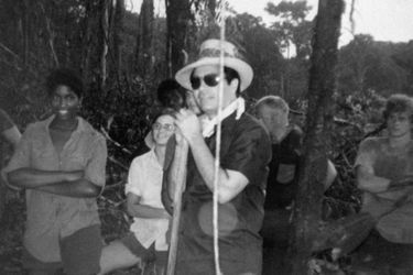 Le révérend Jim Jones entouré de ses fidèles. Cette photo, sans date ni lieu (probablement le Guyana), fait partie de l'album retrouvé à Jonestown, après le suicide collectif.