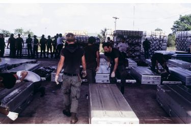 Jonestown, au lendemain du suicide collectif. Les cercueils de métal, avant le rapatriement des corps aux Etats-Unis.