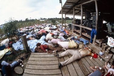 Jonestown, au lendemain du suicide collectif. Au premier plan, le corps de Jim Jones. 