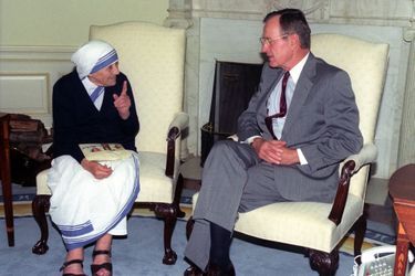 Mère Teresa et George H. W. Bush à la Maison Blanche en décembre 1991