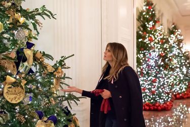 Dans une vidéo diffusée sur son compte twitter accompagnée de photos, l'épouse du président des Etats-Unis a dévoilé les décorations de Noël de la Maison-Blanche. 