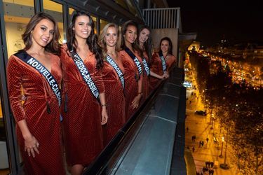 Les candidates Miss France réunies au restaurant Le dôme, à Paris, dimanche 18 novembre