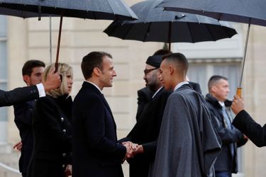 Le prince Moulay El Hassan du Maroc avec son père le roi Mohammed VI et Brigitte et Emmanuel Macron à Paris, le 11 novembre 2018