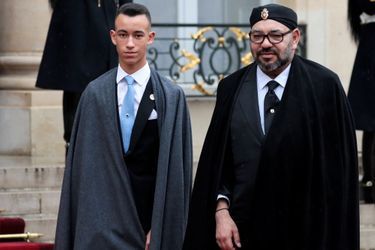 Le prince Moulay El Hassan du Maroc avec son père le roi Mohammed VI à Paris, le 11 novembre 2018