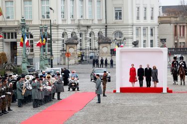 La reine Mathilde et le roi des Belges Philippe avec Emmanuel et Brigitte Macron, sur la place des Palais à Bruxelles le 19 novembre 2018