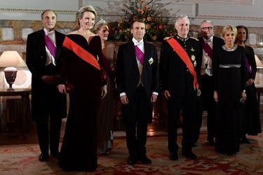La reine Mathilde et le roi des Belges Philippe avec Emmanuel et Brigitte Macron, la princesse Astrid et le prince Laurent de Belgique et leurs conjoints, à Bruxelles le 19 novembre 2018