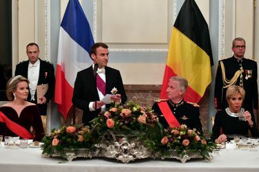 La reine Mathilde et le roi des Belges Philippe avec Emmanuel et Brigitte Macron, à Bruxelles le 19 novembre 2018