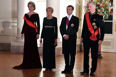 La reine Mathilde et le roi des Belges Philippe avec Emmanuel et Brigitte Macron, à Bruxelles le 19 novembre 2018