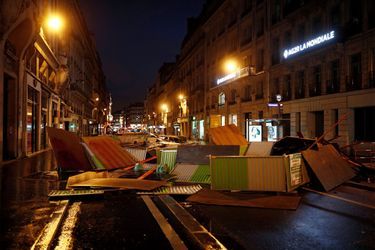 Paris se réveille sous le choc après un samedi noir