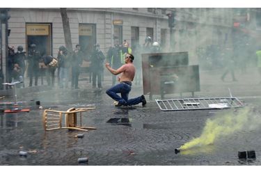 Torse nu avec des lunettes de piscine, un manifestant affronte seul le canon à eau.