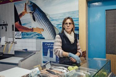 Asmae a repris la seule poissonnerie de la ville. Ses clients principaux : restaurants et collectivités. 