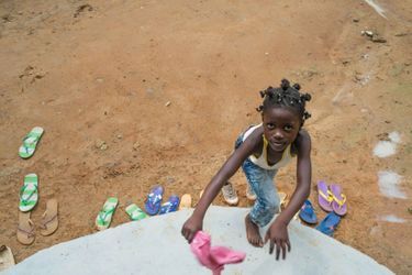 Cette fillette de Bafia, ville située dans le centre du pays, se rend à une causerie éducative de quartier organisée par l’une des tantines. 