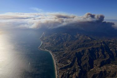 Lundi, les extrémités septentrionales et méridionales de la Californie étaient couvertes d'épaisses fumées et le soleil, à peine visible, masqué par plusieurs feux d'ampleurs variées.