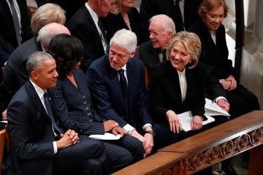 Barack et Michelle Obama avec Bill et Hillary Clinton à Washington, le 5 décembre 2018.