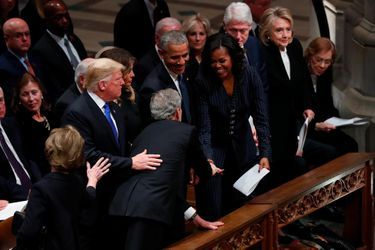 George W. Bush saluant Donald et Melania Trump, Barack et Michelle Obama, Bill et Hillary Clinton et Jimmy Carter à Washington, le 5 décembre 2018.