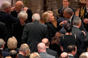 Bill et Hillary Clinton avec Barack et Michelle Obama à Washington, le 5 décembre 2018.