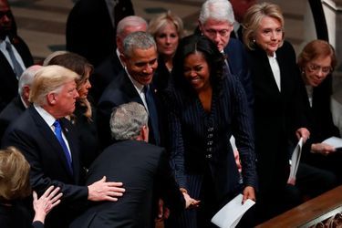George W. Bush saluant Donald et Melania Trump, Barack et Michelle Obama, Bill et Hillary Clinton et Jimmy Carter à Washington, le 5 décembre 2018.