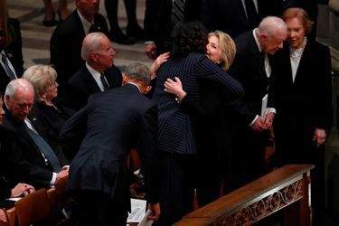 Bill et Hillary Clinton avec Barack et Michelle Obama à Washington, le 5 décembre 2018.