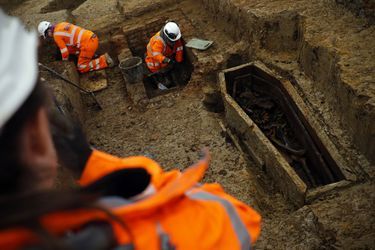 Dans le parc St James Gardens, à côté de la gare d&#039;Euston (Londres), des archéologues travaillent d’arrache-pied pour exhumer les quelque 40 000 dépouilles enterrées.  