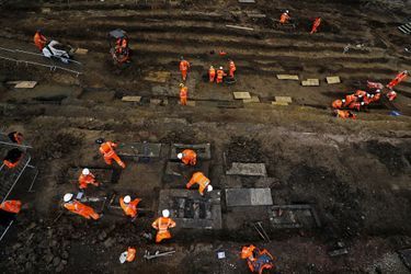 Dans le parc St James Gardens, à côté de la gare d&#039;Euston (Londres), des archéologues travaillent d’arrache-pied pour exhumer les quelque 40 000 dépouilles enterrées.  