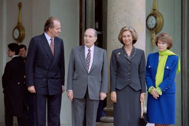La reine Sofia et le roi Juan Carlos d'Espagne avec Danielle et François Mitterrand, le 7 octobre 1993