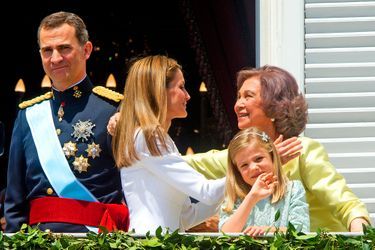 L'ex-reine Sofia avec le roi Felipe VI, la reine Letizia et la princesse Sofia, le 19 juin 2014, jour d'intronisation de Felipe