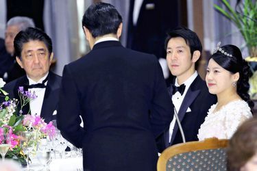 Le prince Naruhito du Japon (de dos) avec la princesse Ayako, Kei Moriya et Shinzo Abe à Tokyo, le 30 octobre 2018